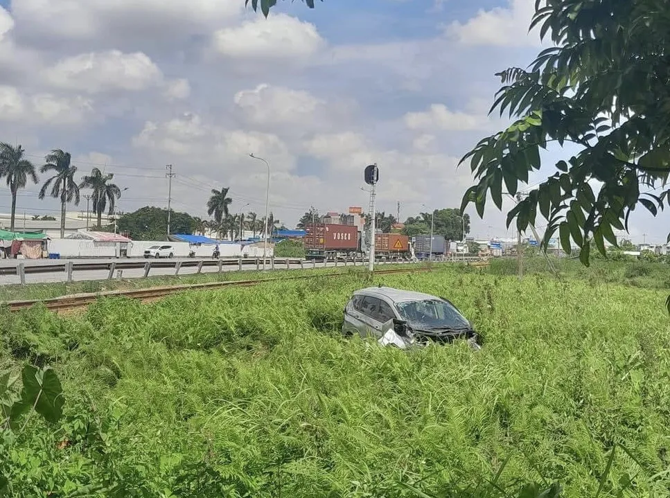 Ô tô sau khi va chạm với tàu hoả đã bị kéo đi hàng chục mét. Ảnh: Trang Hải Phòng Ô tô sau khi va chạm với tàu hoả đã bị kéo đi hàng chục mét. Ảnh: Trang Hải Phòng