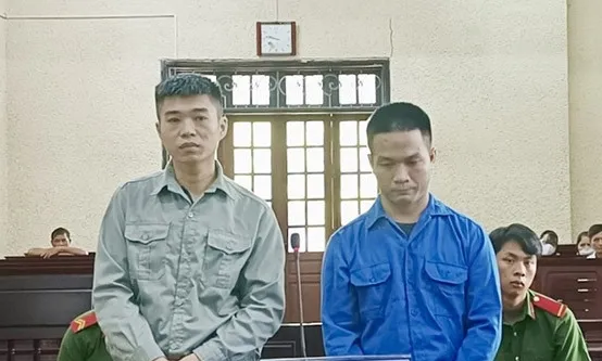 Phạm Văn Đạt (bên phải) cùng Đỗ Vĩnh Hoàng tại phiên toà xét xử. Ảnh: Hải Long