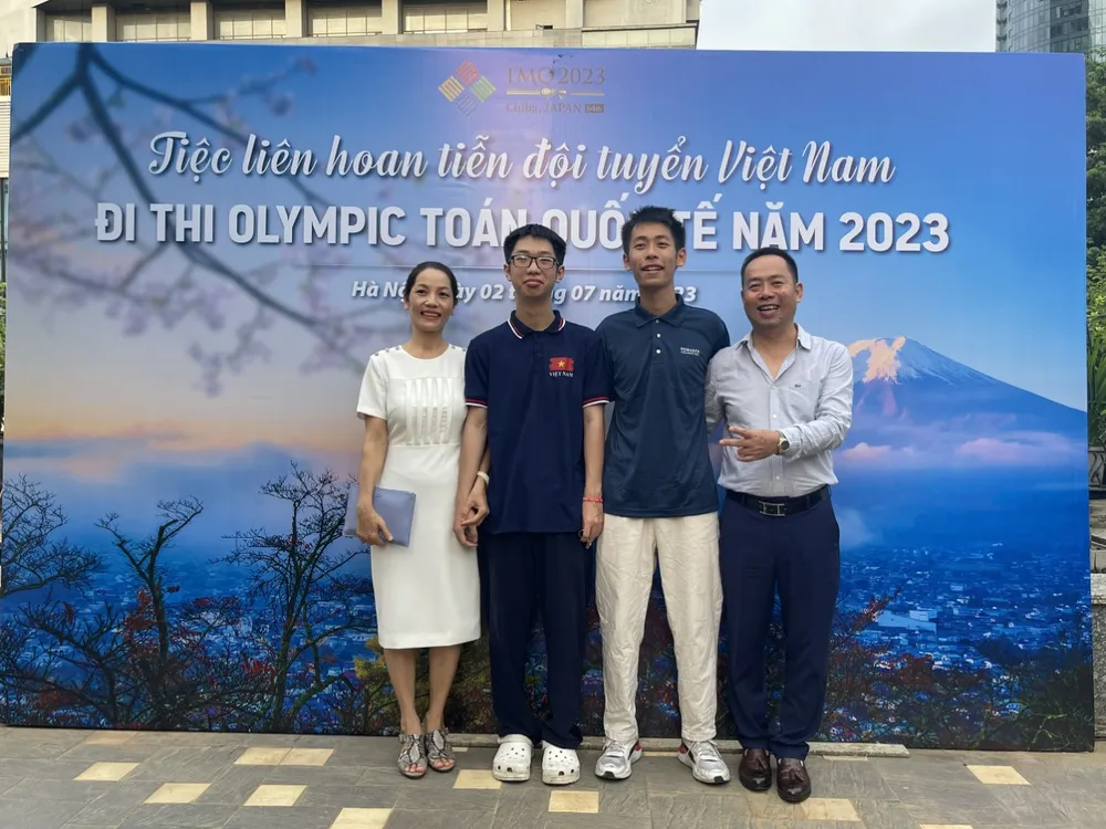 Nguyễn An Thịnh (thứ 2 từ trái sang), Nguyễn Thuận Hưng (thứ 2 từ phải sang) cùng bố mẹ trước ngày Thịnh lên đường sang Nhật Bản dự IMO 2023. Ảnh: Gia đình cung cấp