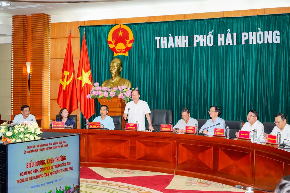 Ông Lê Tiến Châu, Bí thư Thành uỷ Hải Phòng biểu dương thành tích của các em học sinh cùng thầy cô giảng dạy. Ảnh: Đàm Thanh Ông Lê Tiến Châu, Bí thư Thành uỷ Hải Phòng biểu dương thành tích của các em học sinh cùng thầy cô giảng dạy. Ảnh: Đàm Thanh