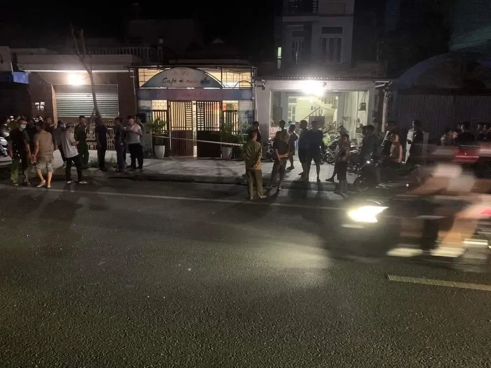 Quán cà phê xảy ra sự việc là ngôi nhà ở giữa, có cánh cổng khép hờ. Quán cà phê xảy ra sự việc là ngôi nhà ở giữa, có cánh cổng khép hờ.