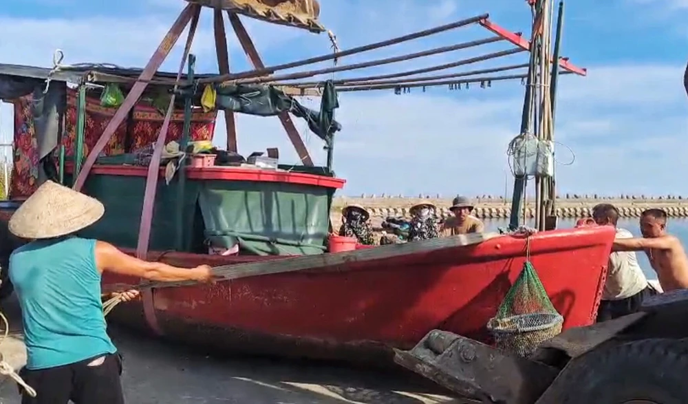 Ngư dân Bạch Long Vĩ đưa tàu cá lên bờ để chằng chống