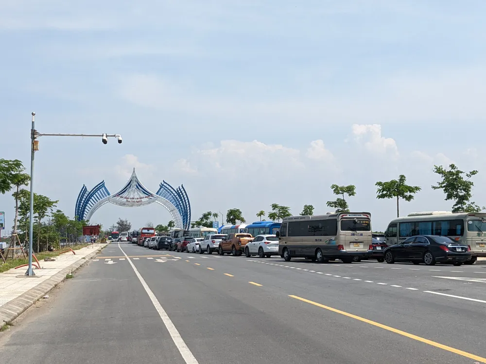 Sau khi có lệnh dự kiến cấm biển, rất đông du khách từ đảo Cát Bà đã vội vàng trở về đất liền