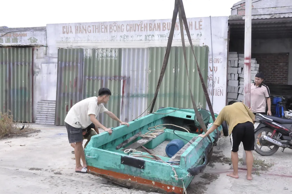 Những phương tiện nhỏ được người dân Bạch Long Vĩ đưa lên bờ Những phương tiện nhỏ được người dân Bạch Long Vĩ đưa lên bờ
