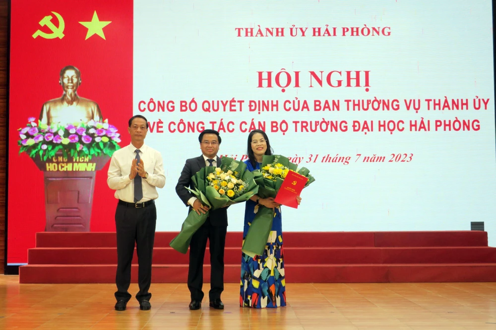 Phó bí thư Thường trực Thành uỷ Hải Phòng Đỗ Mạnh Hiến trao quyết định và tặng hoa chúc mừng ông Bùi Xuân Hải và bà Nguyễn Thị Hiên.