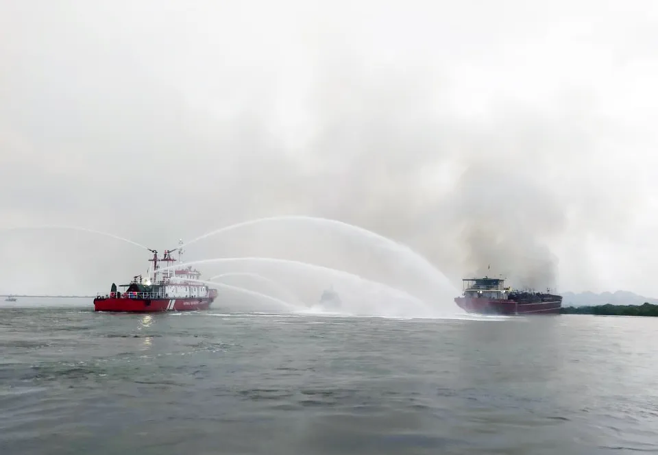 Tàu chữa cháy và cứu hộ, cứu nạn Hải Phòng 01 triển khai dập tắt đám cháy Tàu chữa cháy và cứu hộ, cứu nạn Hải Phòng 01 triển khai dập tắt đám cháy