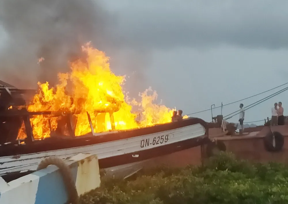 Tàu du lịch bị cháy bằng gỗ, mang biển kiểm soát Quảng Ninh. Ảnh: Anh Vũ Tàu du lịch bị cháy bằng gỗ, mang biển kiểm soát Quảng Ninh. Ảnh: Anh Vũ