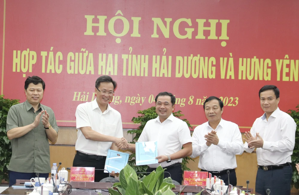 Lãnh đạo 2 tỉnh ký kết biên bản ghi nhớ hợp tác phát triển giai đoạn 2023-2025, định hướng đến năm 2030. Ảnh: NM