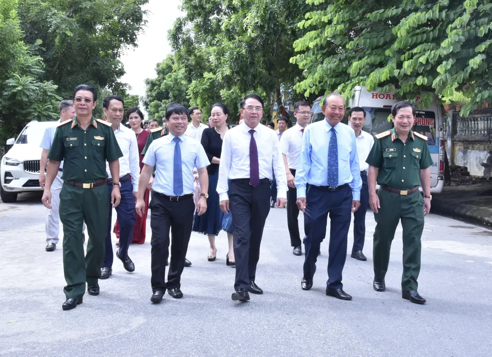 Nguyên Ủy viên Bộ Chính trị, Phó Thủ tướng Trương Hòa Bình cùng các đại biểu trên tuyến phố mới Trần Văn Giang. Ảnh: AV