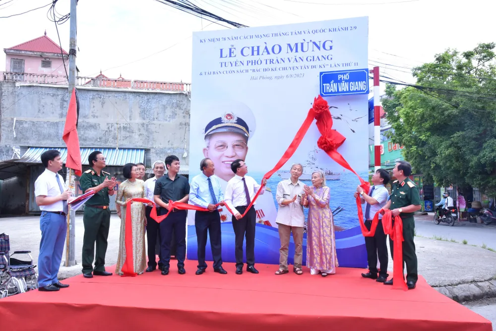 Nguyên Ủy viên Bộ Chính trị, Phó Thủ tướng Trương Hòa Bình cùng các đại biểu thực hiện nghi thức gắn tên biển phố mới Trần Văn Giang vào ngày 6-8. Ảnh: AV