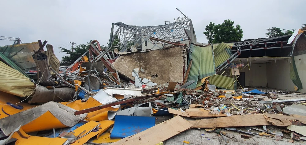Khu vực hộ dân không nằm trong diện tháo dỡ bị hư hỏng nặng (mái tôn màu xanh lá cây). Ảnh: AV