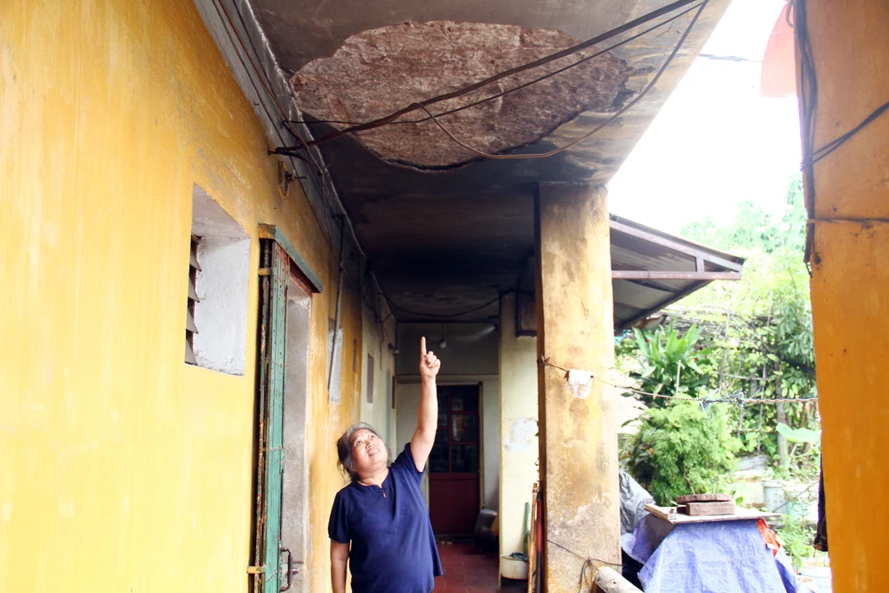 Bà Nguyễn Thị Lan chỉ vào khu vực đã bong hết vữa trần. Ảnh: Ngọc Sơn