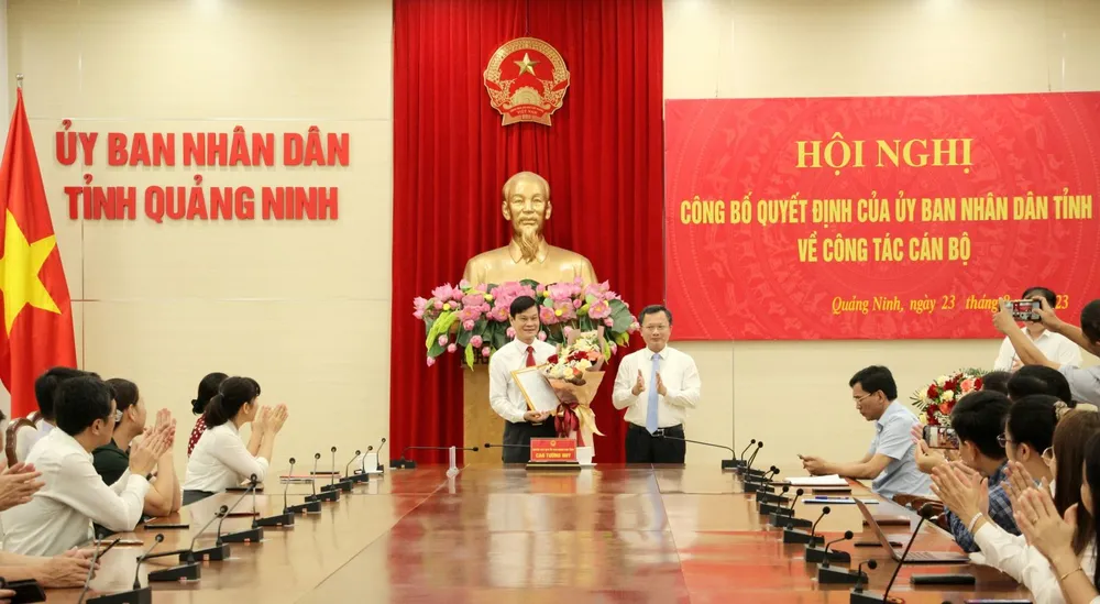 Quyền Chủ tịch UBND tỉnh Quảng Ninh Cao Tường Huy (phải) trao quyết định và chúc mừng ông Vũ Kiên Cường (trái). Ảnh: BQL vịnh Hạ Long Quyền Chủ tịch UBND tỉnh Quảng Ninh Cao Tường Huy (phải) trao quyết định và chúc mừng ông Vũ Kiên Cường (trái). Ảnh: BQL vịnh Hạ Long