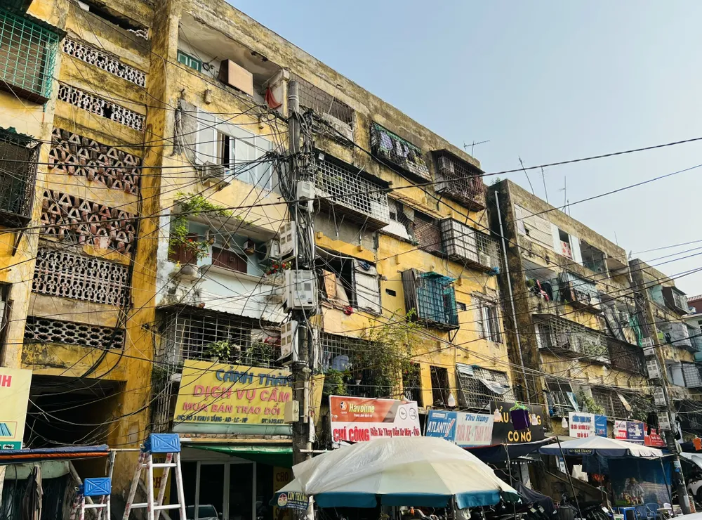 Khu chung cư cũ Vạn Mỹ xuống cấp từ nhiều năm nay. Ảnh: Anh Vũ