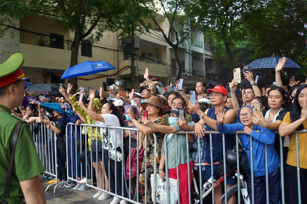 Người dân có mặt ở Trung tâm hội nghị TP Hải Phòng, đội mưa, tiễn biệt Phó Thủ tướng Lê Văn Thành. Ảnh: ANH VŨ Người dân có mặt ở Trung tâm hội nghị TP Hải Phòng, đội mưa, tiễn biệt Phó Thủ tướng Lê Văn Thành. Ảnh: ANH VŨ