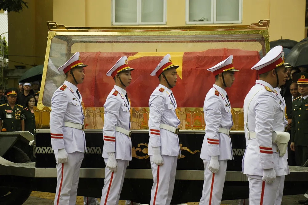 Di chuyển linh cữu ông Lê Văn Thành lên Linh xa về an nghỉ tại nghĩa trang quê nhà. Ảnh: ANH VŨ Di chuyển linh cữu ông Lê Văn Thành lên Linh xa về an nghỉ tại nghĩa trang quê nhà. Ảnh: ANH VŨ