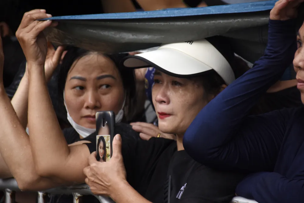 Nhiều người không giấu nổi sự xúc động khi đưa tiễn Phó Thủ tướng Lê Văn Thành. Ảnh: ANH VŨ Nhiều người không giấu nổi sự xúc động khi đưa tiễn Phó Thủ tướng Lê Văn Thành. Ảnh: ANH VŨ