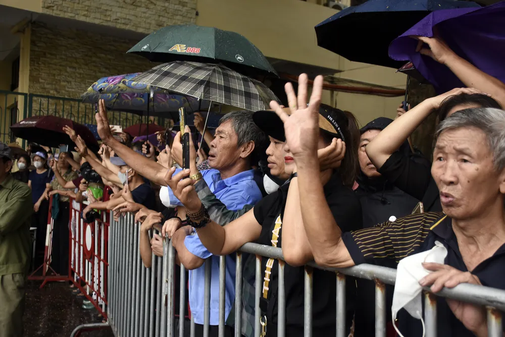 Người dân có mặt ở Trung tâm hội nghị TP Hải Phòng, đội mưa, tiễn biệt Phó Thủ tướng Lê Văn Thành. Ảnh: ANH VŨ Người dân có mặt ở Trung tâm hội nghị TP Hải Phòng, đội mưa, tiễn biệt Phó Thủ tướng Lê Văn Thành. Ảnh: ANH VŨ