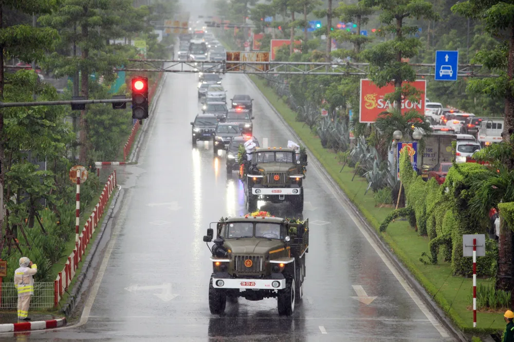 Di chuyển linh cữu ông Lê Văn Thành lên Linh xa về an nghỉ tại nghĩa trang quê nhà. Ảnh: ANH VŨ Di chuyển linh cữu ông Lê Văn Thành lên Linh xa về an nghỉ tại nghĩa trang quê nhà. Ảnh: ANH VŨ