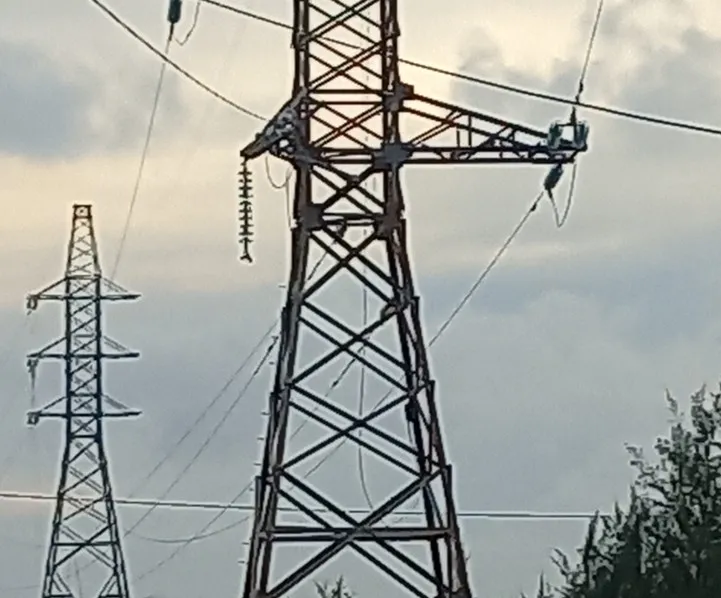 Đường dây điện 35KV bị đứt khiến toàn đảo Cát Bà mất điện. Ảnh: ANH VŨ