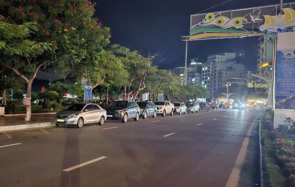 Sự cố khiến toàn đảo Cát Bà mất điện, đèn đường không thể bật, đường phố cũng tối hơn bình thường. Ảnh: ANH VŨ