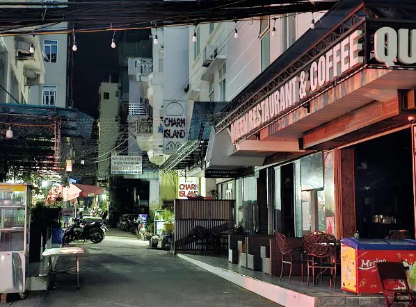 Nhiều nhà hàng, khách sạn phải dùng máy phát điện để hoạt động. Ảnh: ANH VŨ