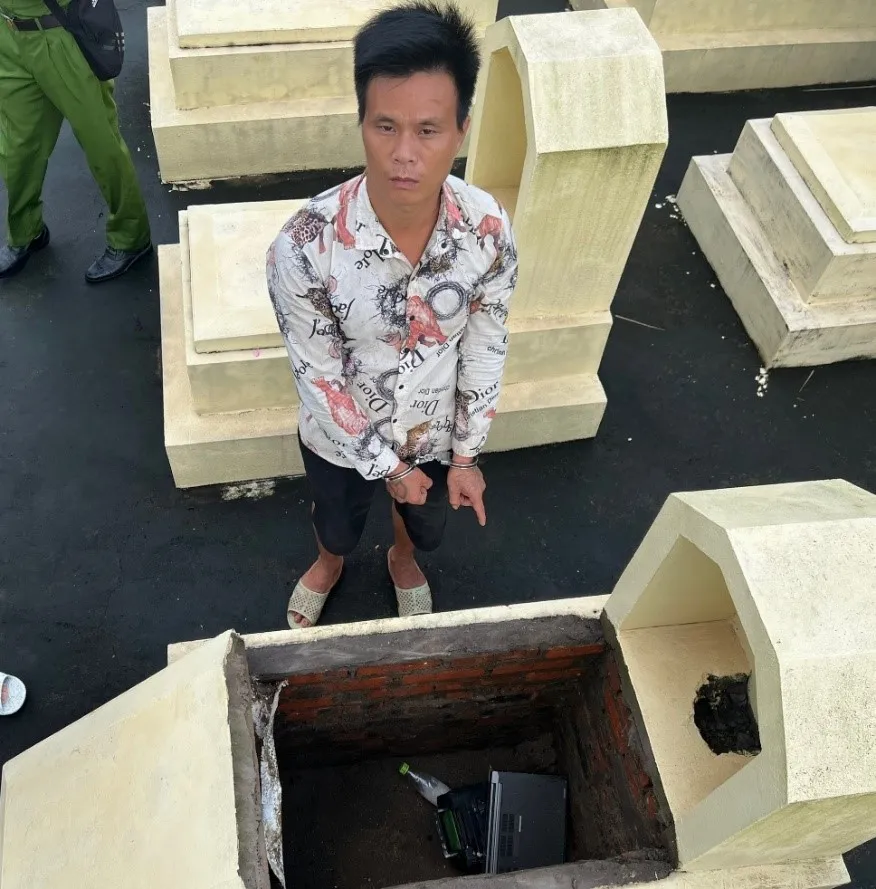 Viên cất giấu laptop trong ngôi mộ chờ mang đi tiêu thụ. Ảnh: Công an TP Móng Cái Viên cất giấu laptop trong ngôi mộ chờ mang đi tiêu thụ. Ảnh: Công an TP Móng Cái