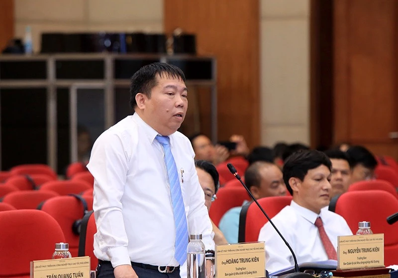 Trưởng ban Quản lý KKT và các KCN tỉnh Quảng Ninh Hoàng Trung Kiên nêu ý kiến tại diễn đàn Trưởng ban Quản lý KKT và các KCN tỉnh Quảng Ninh Hoàng Trung Kiên nêu ý kiến tại diễn đàn