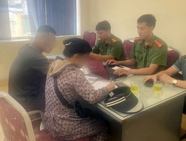 Công an huyện An Dương làm việc với người tung tin thất thiệt trên mạng xã hội. Ảnh: CTTĐT An Dương