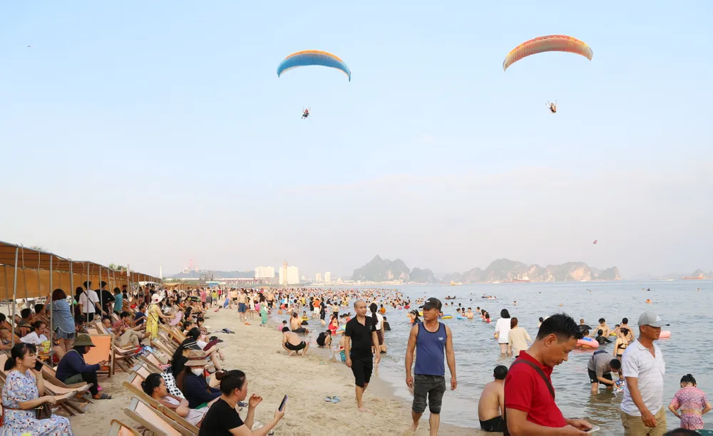 Bãi biển Bãi Cháy đông nghịt du khách đến nghỉ dưỡng, tắm biển. Ảnh: CTV