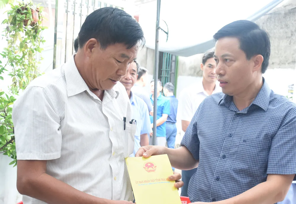 Ông Lại Văn Hoàn, Phó Chủ tịch UBND tỉnh Thái Bình (bên phải) thăm viếng, động viên gia đình nạn nhân ở xã Tây Lương, huyện Tiền Hải 8_15250114092023.jpeg