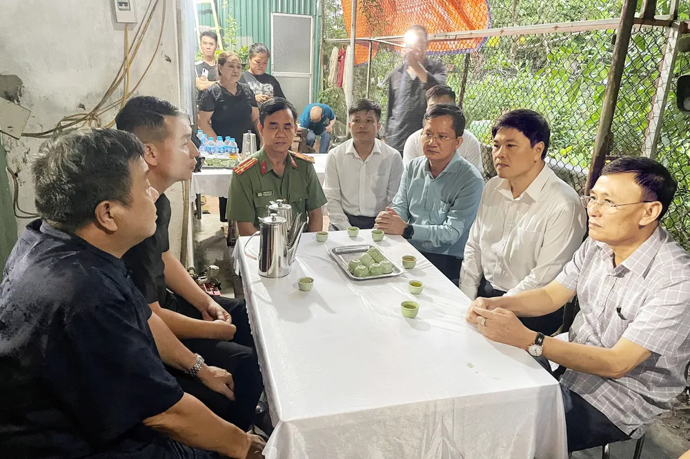 Ông Hoàng Minh Cường, Phó Chủ tịch UBND Hải Phòng (thứ 2 từ phải sang) thăm viếng, động viên gia đình nạn nhân ở huyện An Dương z4693425234930_cd3217fc77af7f451dd3e0fc79f37acb.jpg