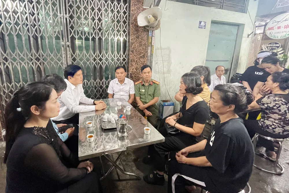 Ông Hoàng Minh Cường, Phó Chủ tịch UBND Hải Phòng (áo trắng, thứ 3 từ trái sang) thăm viếng, động viên gia đình nạn nhân ở quận Hải An z4693425240777_cc9e8087e188a9cb04312123b7b7d422.jpg