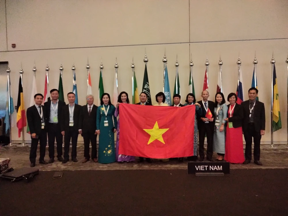 Đoàn Việt Nam tham dự kỳ họp thứ 45 của UNESCO - kỳ họp đã chính thức ghi danh Vịnh Hạ Long - Quần đảo Cát Bà là Di sản thiên nhiên thế giới vinh-ha-long-quan-dao-cat-ba.jpg