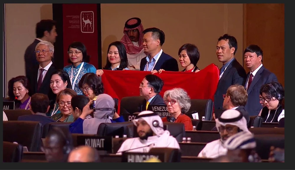 Đoàn Việt Nam tham dự kỳ họp thứ 45 của UNESCO - kỳ họp đã chính thức ghi danh Vịnh Hạ Long - Quần đảo Cát Bà là Di sản thiên nhiên thế giới vinh-ha-long-quan-dao-cat-ba 2.jpg