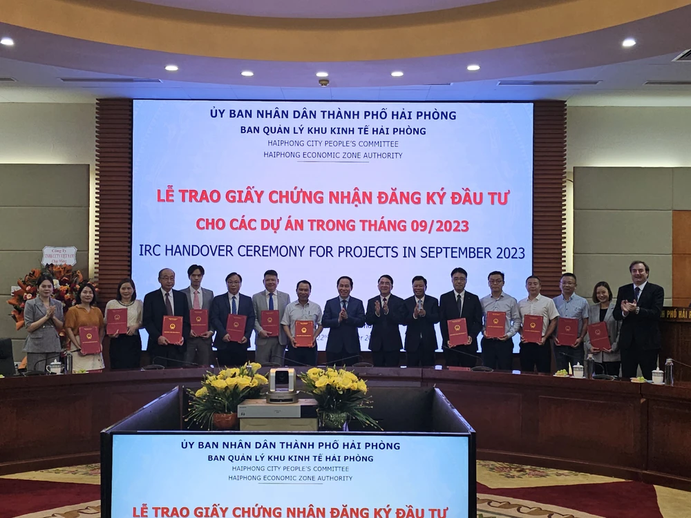 Các doanh nghiệp nhận giấy chứng nhận đăng ký đầu tư cho các dự án. Ảnh: ANH VŨ trao-giay-dau-tu-hp-thang-9.jpg
