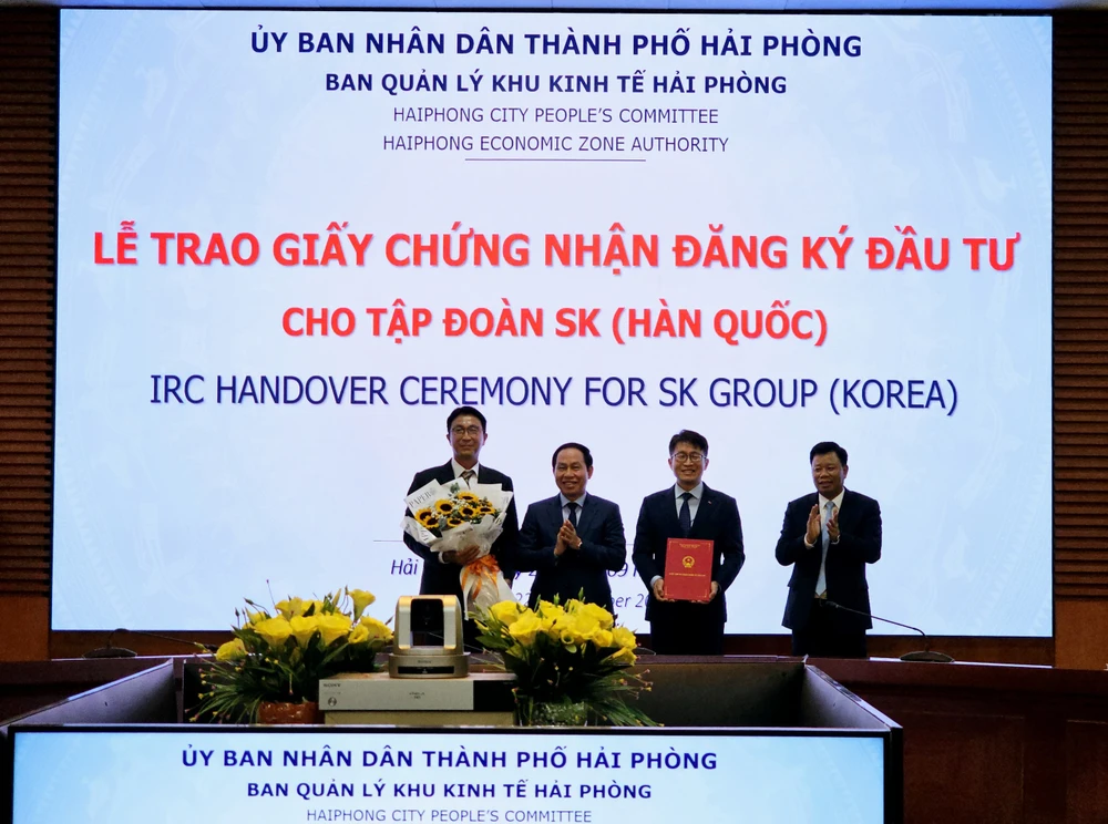 Ông Lê Tiến Châu, Bí thư Thành uỷ Hải Phòng, trao giấy chứng nhận đăng ký đầu tư cho Tập đoàn SK. Ảnh: ANH VŨ trao-giay-dau-tu-sk.jpg