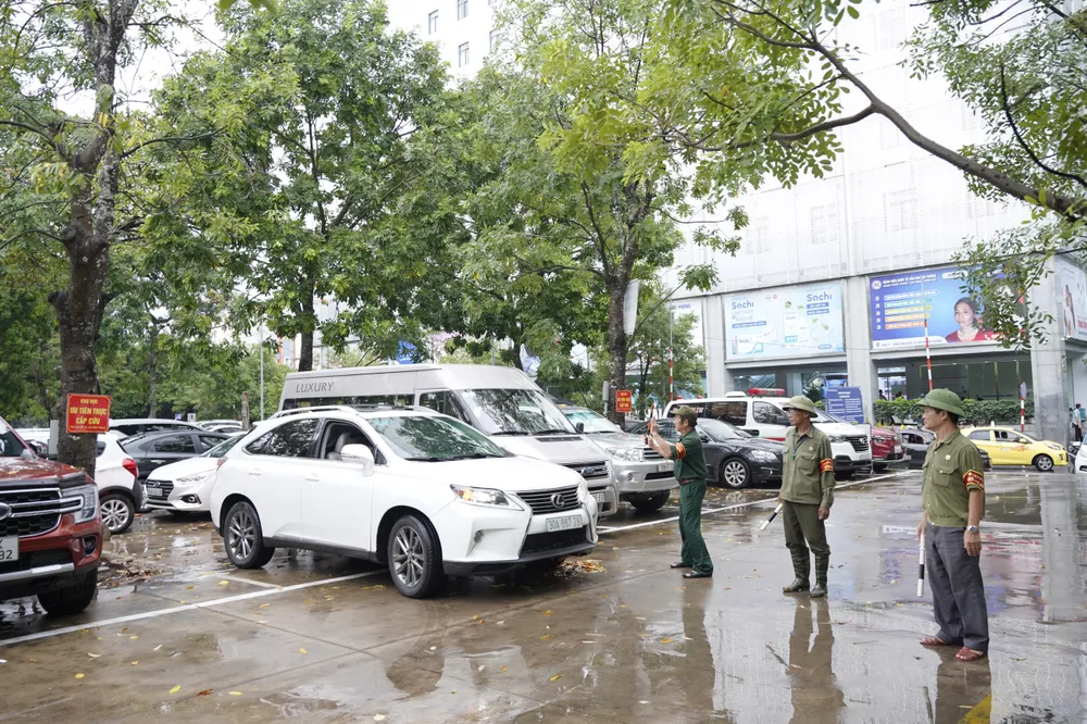 Hội Cựu chiến binh phường Cát Dài thực hiện việc sắp xếp xe tại bãi đỗ xe số 125 Nguyễn Đức Cảnh. Ảnh: Anh Vũ. bai-do-xe-mien-phi-hai-phong-1.jpg