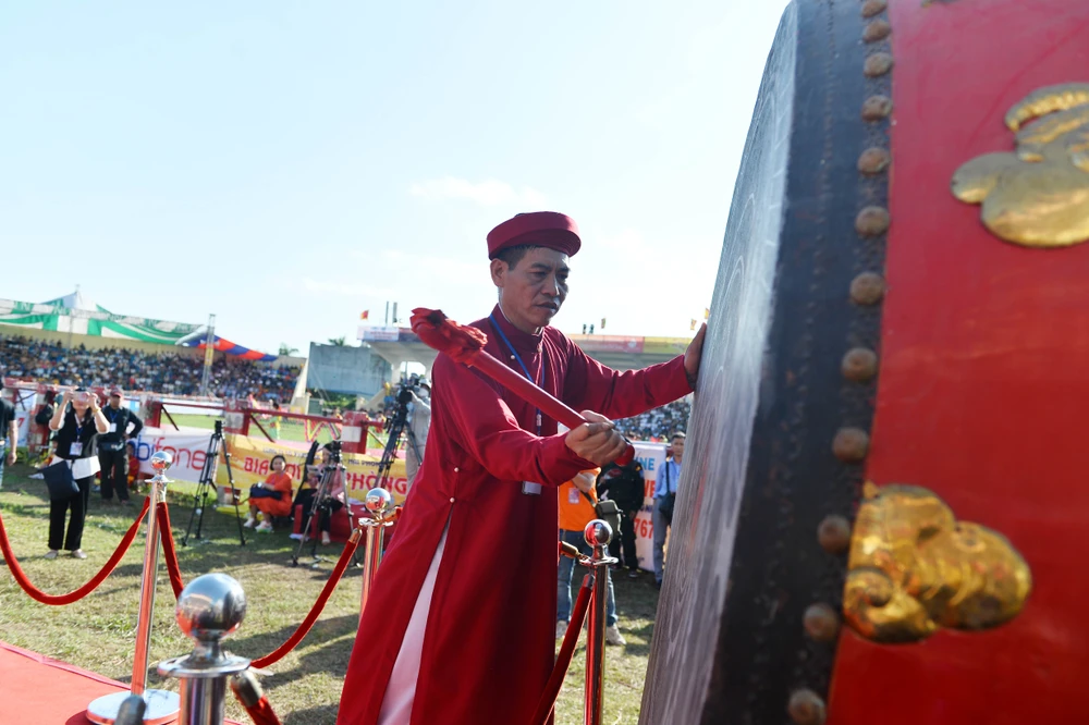 Ban tổ chức đánh trống khai hội. Ảnh: NGỌC SƠN choi-trau-9.JPG
