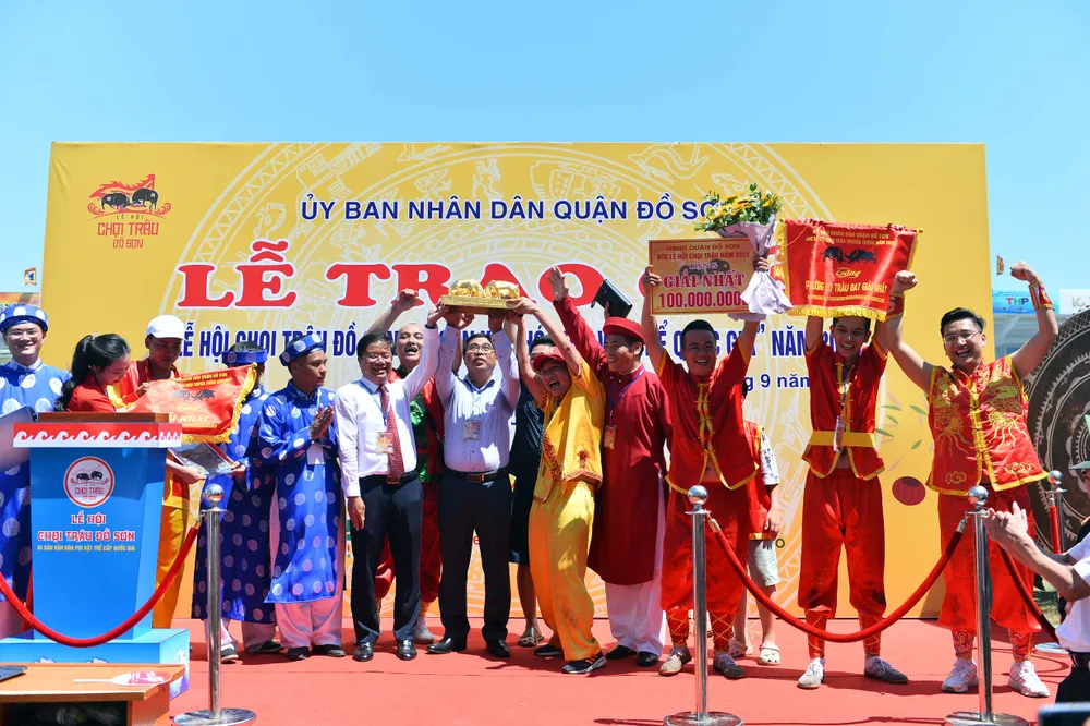 Ban tổ chức trao giải cho chủ trâu Lưu Đình Nam. Ảnh: NGỌC SƠN chung-ket-choi-trau4.JPG