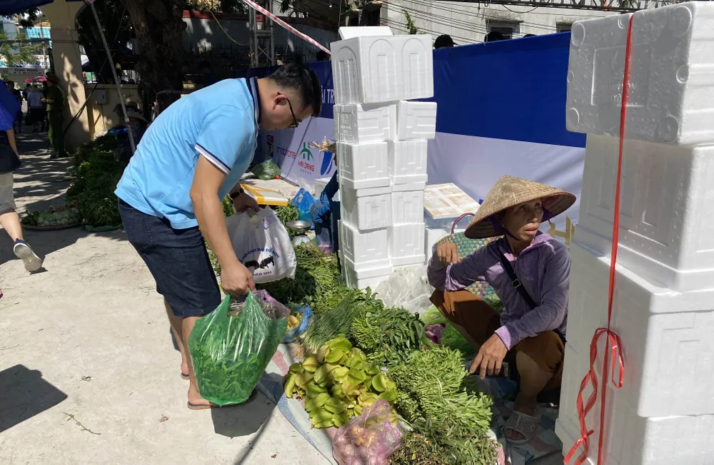 Bên ngoài khu vực bán thịt trâu, nhiều người dân bày bán cả khế, rau muống- những món đi kèm để nấu thịt trâu. Ảnh: NGỌC SƠN thit-trau9.JPG