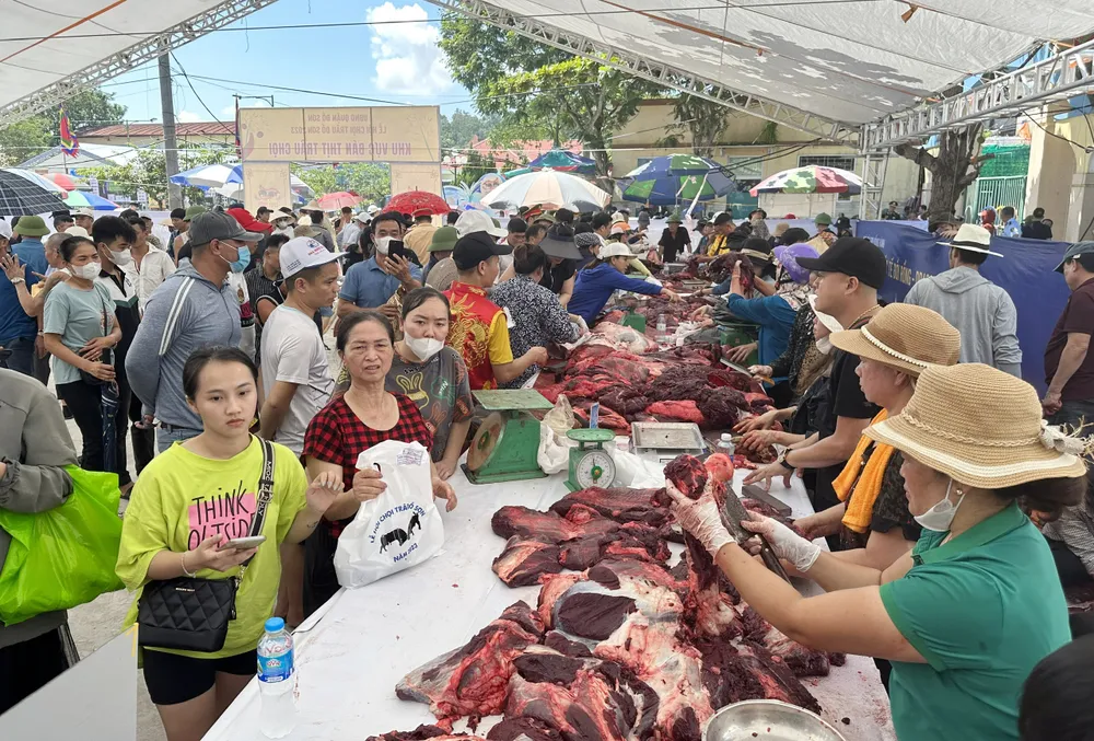 Nhiều người đã đặt trước hàng chục kg thịt để chờ lấy dù giá thịt trâu chọi không hề rẻ. Ảnh: NGỌC SƠN thit-trau6.jpg