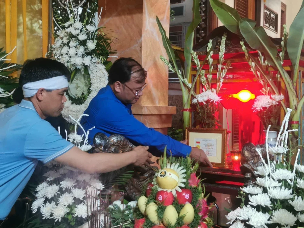 Bí thư Tỉnh đoàn Thái Bình Thiệu Minh Quỳnh đặt huy hiệu 'Tuổi trẻ dũng cảm' lên ban thờ trung uý Đỗ Văn Tú. Ảnh: Tỉnh đoàn Thái Bình trung-uy-tu1.jpg