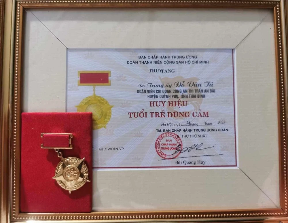 Huy hiệu 'Tuổi trẻ dũng cảm' được truy tặng cho trung uý Đỗ Văn Tú. Ảnh: Tỉnh đoàn Thái Bình trung-uy-tu2.jpeg