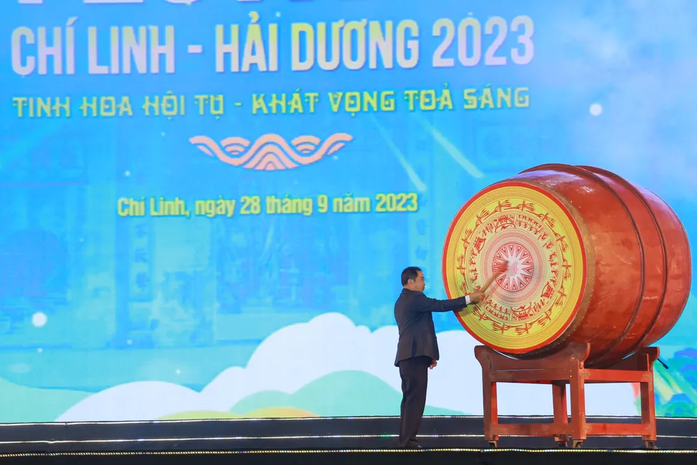 Bí thư Tỉnh uỷ Hải Dương Trần Đức Thắng đánh trống khai mạc Festival. Ảnh: CTV festival-chi-linh-1.jpg