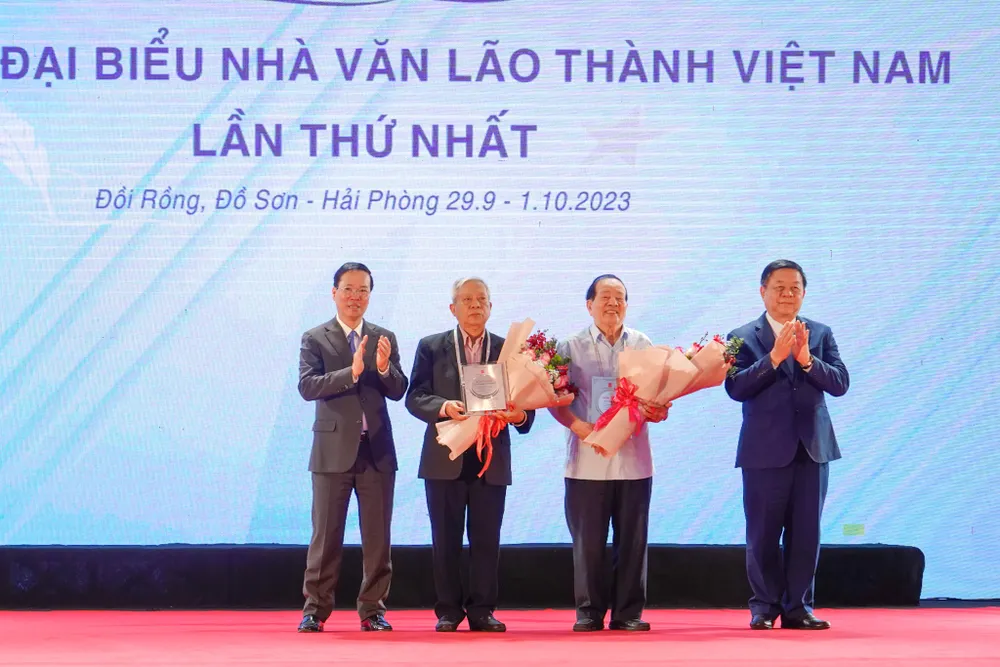 hoi-nghi-nha-van3.jpg