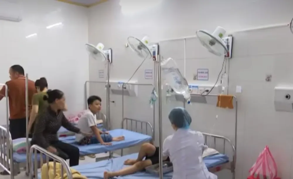 Học sinh lớp 4A1 điều trị tại bệnh viện. Ảnh cắt từ clip người dân cung cấp ngo-doc-thai-binh.jpg