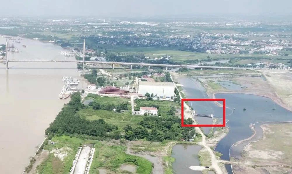 Cống Tân Hoa (khu vực màu đỏ) đã được thi công khi chưa được Cục Quản lý đê điều chấp thuận là vi phạm Luật Đê điều. Ảnh: NGỌC SƠN cong-tan-hoa1.jpg