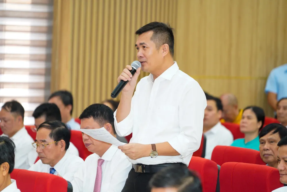 Cử tri quận Đồ Sơn nêu ý kiến tại cuộc tiếp xúc cử tri. Ảnh: ĐT chu-tich-quoc-hoi-txct2.jpg