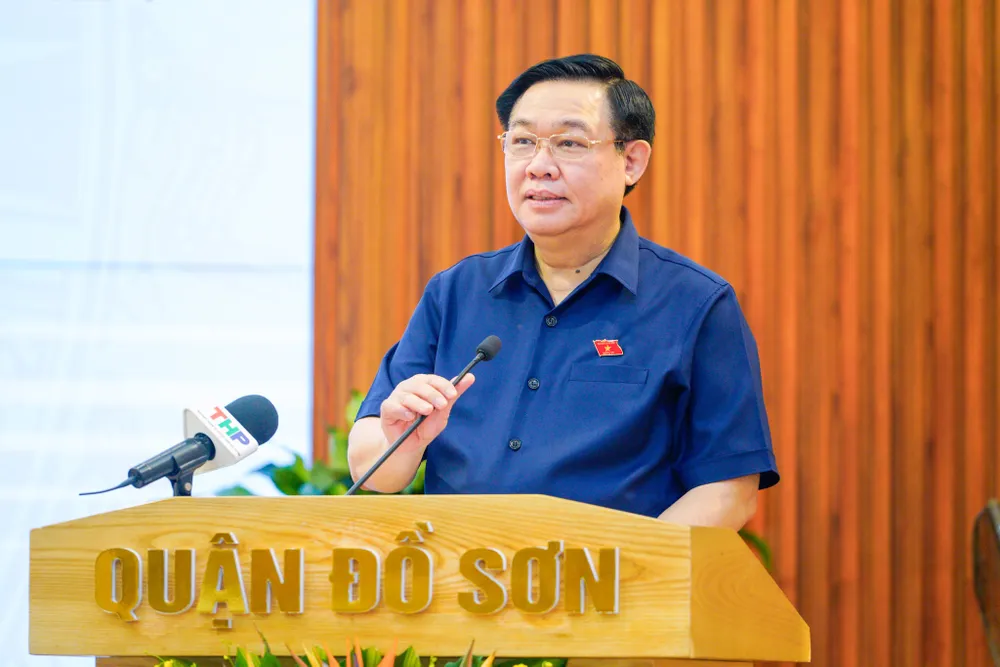Chủ tịch Quốc hội Vương Đình Huệ trả lời ý kiến cử tri. Ảnh: ĐT chu-tich-quoc-hoi-txct3.jpg